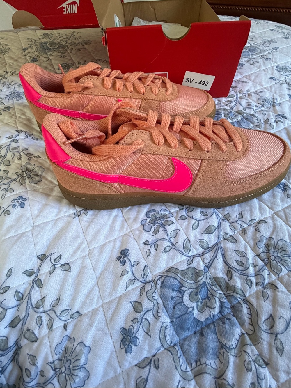Nike Kids Low-Top Sneakers in Peach with Hot Pink Swoosh 7 youth new in box